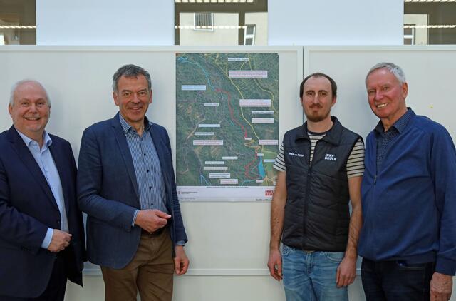 Bürgermeister Georg Willi (2.v.l.), Vizebürgermeister Andreas Wanker (l.), Referent David Messner (2.v.r.) und Schriftführer Meinhard Egger (Bischof-Stecher-Gedächtnisverein) präsentieren die gemeinsame Lösung für den Hofwald-Trail. | Foto: Rudikg/IKM