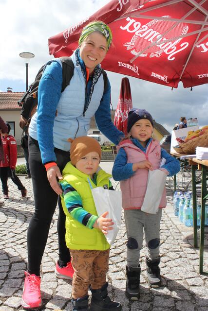 Isabel mit Valentina und Anton, die mit ihrer Überraschungstüte große Freude haben.