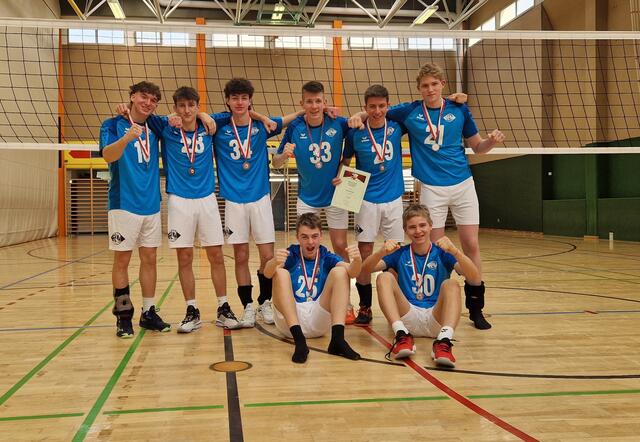 Der U18 Nachwuchs aus Kremsmünster freut sich über die Bronzemedaille. | Foto: Kremstalvolleys