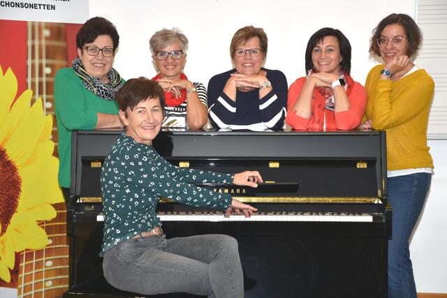 Die SchonSoNetten, Frauenchor der Liedertafel Pabneukirchen singen Marienlieder. Vorne Leiterin Christa Hochgatterer.  | Foto: Zinterhof