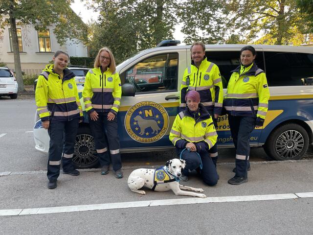 Marie Stich-Regner, Obfrau Karin Kuhn, Desiree Kerschbaumer mit Hündin Fly, Obfrau-Stellvertreter Stefan Tucek, Birgit Richter. | Foto: Victoria Edlinger