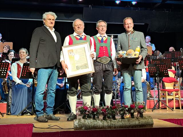 Bgm. Gerhard Obermüller (li.) und Vize-Bgm. Robert Jong (re.) mit Ehrenmitglied Wolfgang Baumgartner und Kapellmeister Hannes Langreiter