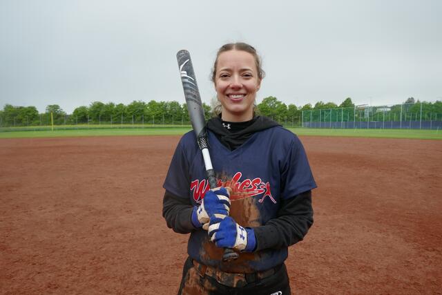 Erster Homerun der Saison: Iris Martini mit deutlichen Spuren von ihrem Slide zur Homeplate. | Foto: Witches Linz