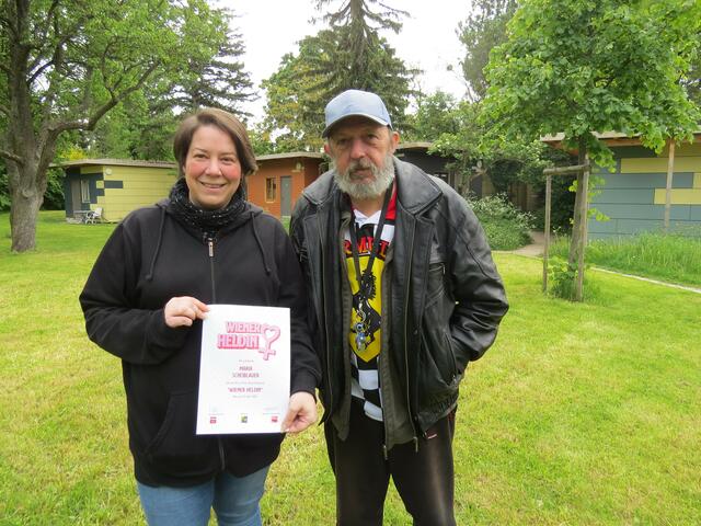 Für Herrn Michi ist Maria Scheiblauer das Herzstück des VinziDorfes und zurecht die Heldin aus Meidling. | Foto: Krammer