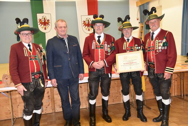 Auch Oberleutnant Herbert Kapferer hatte Grund zum Feiern – er ist seit 50 Jahren Mitglied. | Foto: Schützenkompanie Grinzens