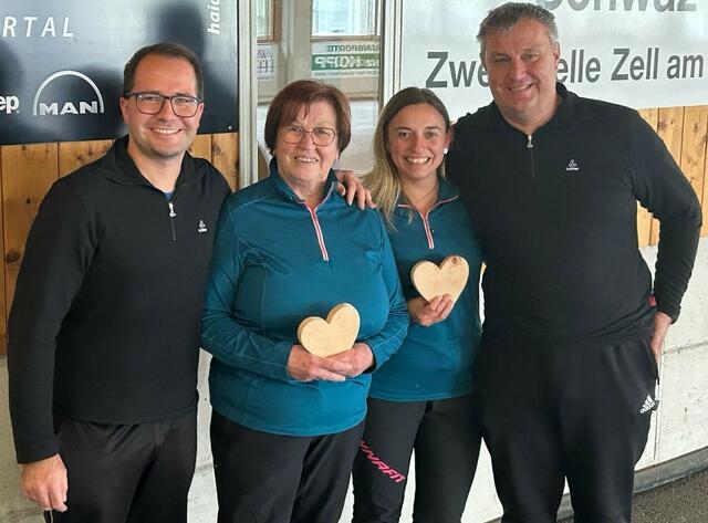 Das Mixedteam aus Breitenwang sicherte sich in Aschau im Zillertal den Turniersieg. | Foto: SCB