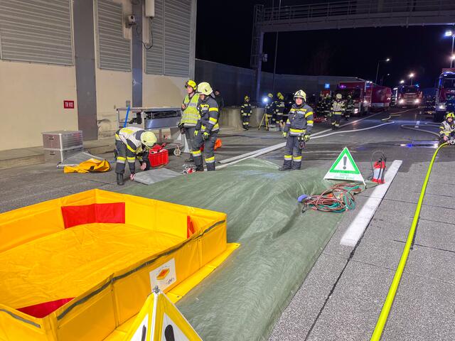Einsatzkräfte zeigen ihre professionelle Zusammenarbeit bei einem Gefahrstoffunfall-Szenario. | Foto: BFKDO Spittal/Drau - ÖA Team