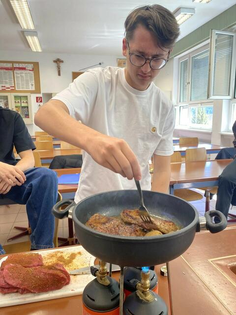 Nicht in der Küche sondern im Chemielabor wurden die Steaks gebraten. | Foto: Tobias Stocker