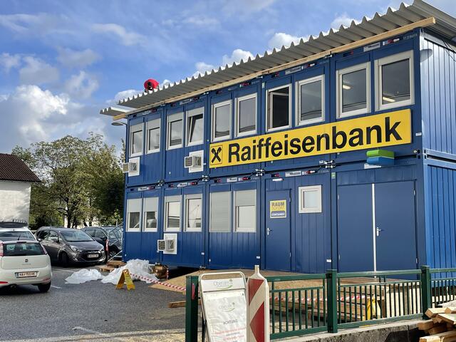 Die Containerbank in Oberalm am Gemeindeparkplatz hinter dem Gemeindezentrum.  | Foto: Martin Schöndorfer, 2024