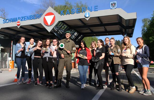 Girl's Day in der Schwarzenberg-Kaserne Salzburg 2019. Nur über unseren Wachsoldaten Alen V. kamen die Damen in die Schwarzenbergkaserne. | Foto: Wolfgang Riedlsperger