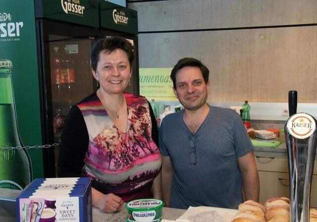 Irma Hammerschmid und Christoph Ertl sorgten für das leibliche Wohl der Besucherinnen und Besucher. | Foto: Christian Nowotny