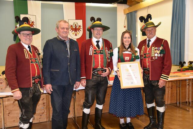 Marketenderin Katharina Nagl freute sich über die Katharina Lanz Medaille samt Urkunde. | Foto: Schützenkompanie Grinzens