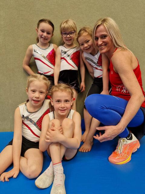 Isabelle Daxl (r.) mit ihren Schützlingen. | Foto: Daxl