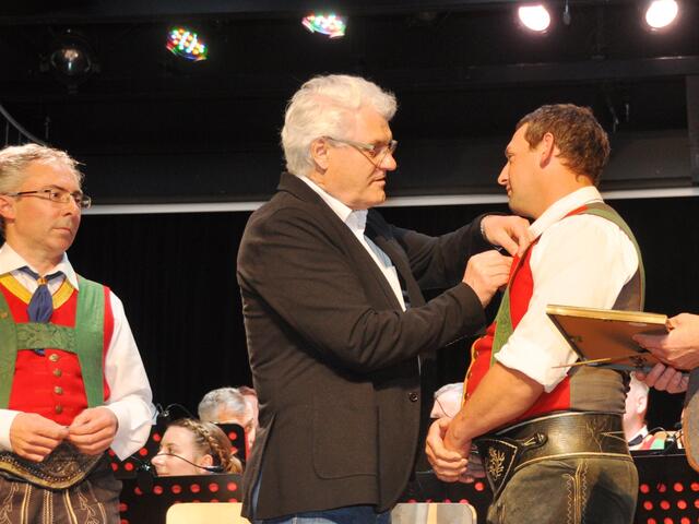 Bürgermeister Gerhard Obermüller nahm die Ehrungen vor