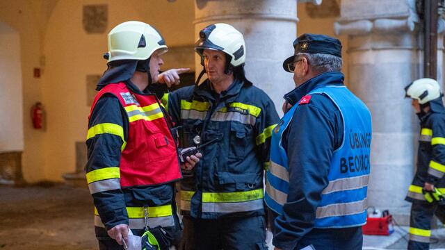 Übungskoordinator OBI Volker Hering und Übungsbeobachter Ernst Palle überwacht den reibungslosen Ablauf der Einsatzübung der Feuerwehren. | Foto: FF Spittal/Drau