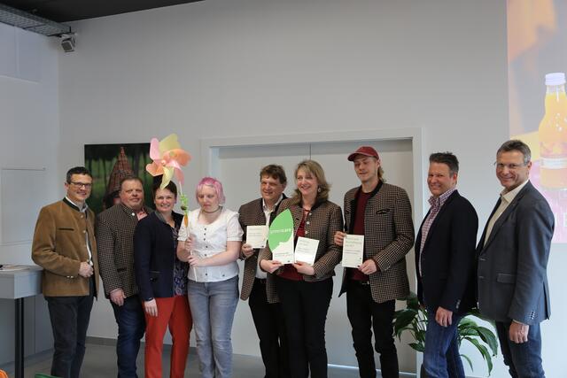 v.li.n.re.: Bgm. Martin Rennhofer, BBK Obmann Georg Edlinger, Margit Klemmer, Clara Aufreiter, Harald Aufreiter, Katharina Aufreiter, Benedikt Aufreiter, Günther Mayerl, Josef Hainfellner | Foto: Green care