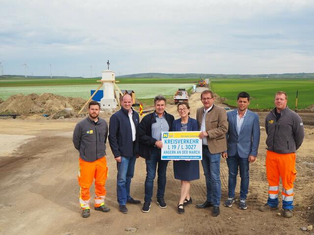 Harald Standeker (Straßenmeisterei Gänserndorf), LAbg. Rene Zonschits (Vizebgm. von Angern an der March), Robert Meißl (Bgm. von Angern an der March), DI Nikola Kopitz (Leiterin der Straßenbauabteilung Wolkersdorf), LAbg. Dieter Dorner in Vertretung von LH-Stellvertreter Udo Landbauer, Raphael Turetschek (Leiter der Straßenmeisterei Gänserndorf), Roman Podolsky (Straßenmeisterei Gänserndorf). | Foto: Markus Hahn