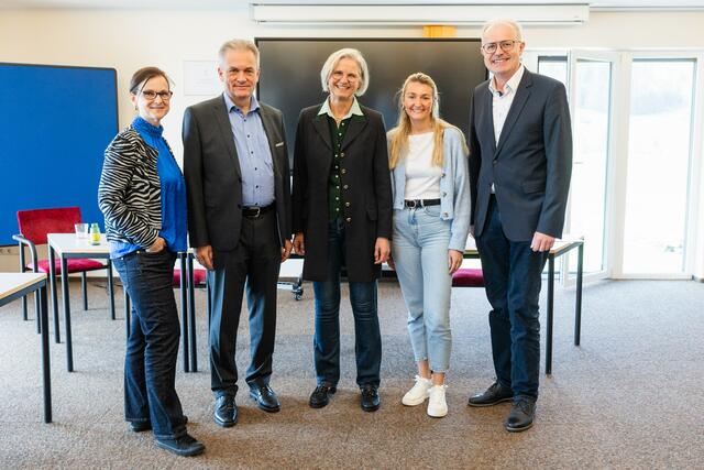 Angelina Eggl mit den Referenten zum Thema "Nachfolge oder Neustart": Harald Schützinger, Gerda Ferch-Fischer und Josef Hader (v.l.). | Foto: Veronika Philipp