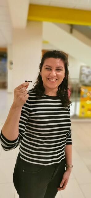 Jennifer zeigt die fünf Punkte, mit denen sie die Projekte bewerten wird.