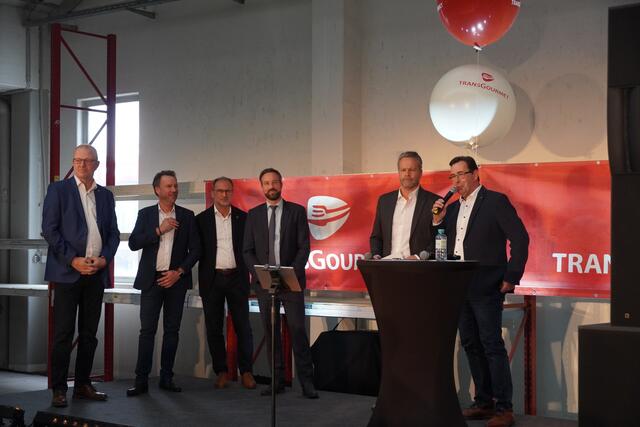 Von links: Der Transgourmet-Geschäftsführer Manfred Hayböck, der Standortgeschäftsleiter Christoph Ellensohn, GF Thomas Panholzer, LH-Stellvertreter Stefan Schnöll, der Moderator des Abends, und der Bürgermeister von Wals, Andreas Hasenöhrl. | Foto: Emanuel Hasenauer