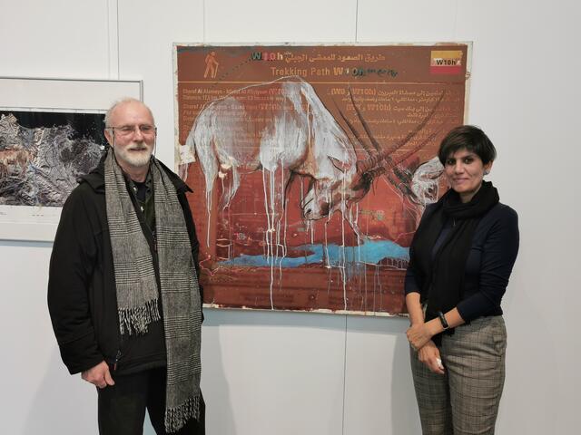 Marjan Habibian mit ihrem Mann, dessen Wanderkarte sie kurzerhand für ihre Kunst in Beschlag genommen hat. - Wandern in der Natur und Tiere gehören für sie naheliegender Weise zusammen. | Foto: Hermine Arnold