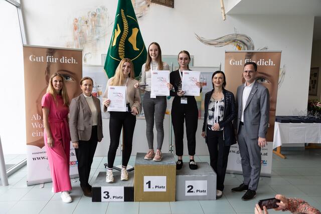 V. l. Fachgruppengeschäftsführerin Monika Nowotny, WKOÖ-Vizepräsidentin Angelika Sery-Froschauer, Viktoria Mayerhofer (3. Platz), Annika Leitner (1. Platz), Elena Hackl (2. Platz), Landesinnungsmeisterin Eva Danner-Parzer, Michael Pecherstorfer, Obmann der Sparte Gewerbe und Handwerk | Foto: Cityfoto