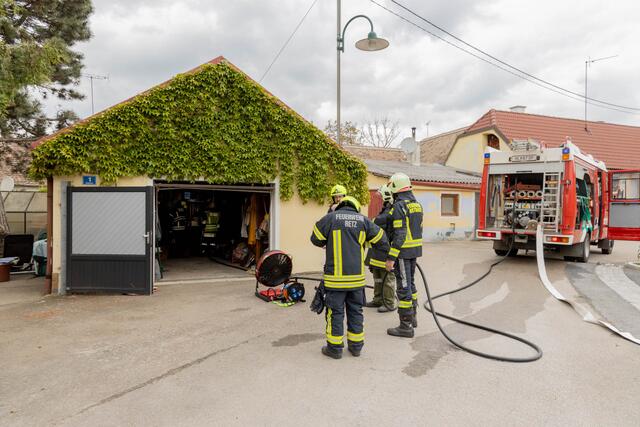In dieser Garage fing die Sauna Feuer. | Foto: BFKDO Hollabrunn