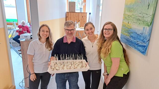 Stefanie Keuschnig, BSc, mit dem Besucher Thomas Padinger. Die Cupcakes am Foto hat er als Geschenk mitgebracht: 50 Stück für 50 Jahre. Valerie Hondl, BSc und Helene Hauser, BSc und Sophie Mayer, BSc (nicht am Bild) das Flachgau-Therapieteam bilden.  | Foto: AVOS