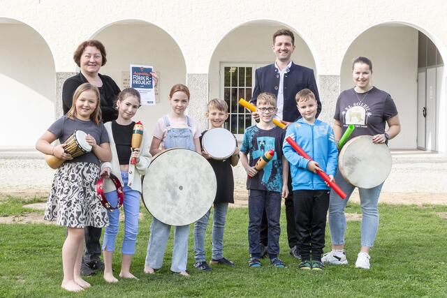 Die Schüler der Volksschule Peuerbach bekamen neue Instrumente zur Verfügung gestellt. | Foto: Sparkasse Eferding Peuerbach Waizenkirchen