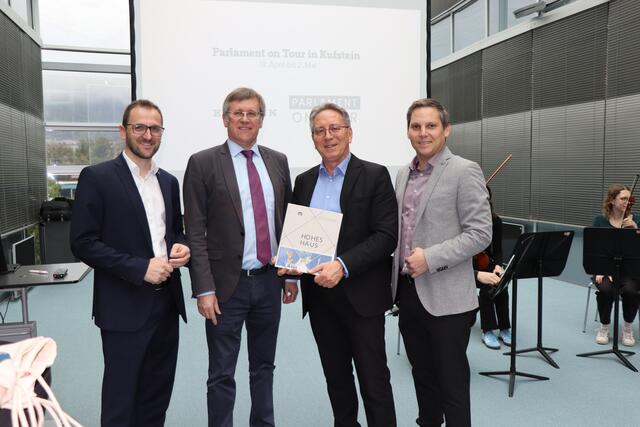 Sebastian Kolland, Leo Lugmayr, Bürgermeister Martin Krumschnabel und Christian Kovacevic (v.l.) bei der feierlichen Eröffnung von "Parlament on Tour".  | Foto: Nimpf