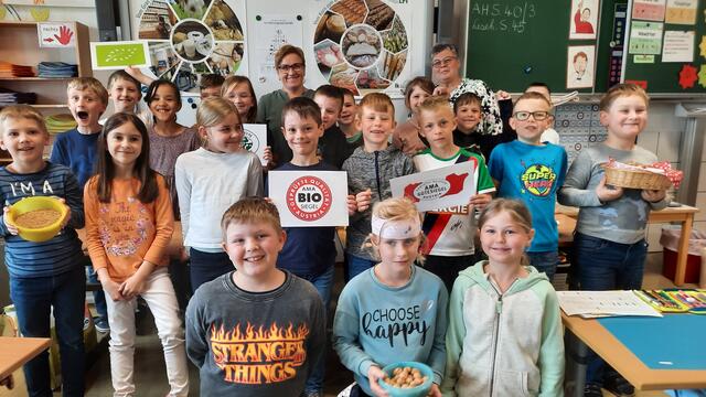 Schülerinnen und Schüler der zweiten Klasse mit Bettina Seidl und Eva Ertl. | Foto: Brunhilde Berger