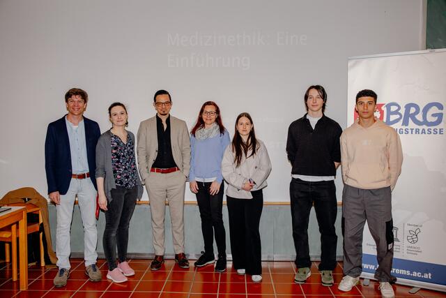 v.li.n.re.: Mag. Philipp Kamhuber, Mag. Teresa Laimer, Univ.-Prof. Giovanni Rubeis,Direktorin Mag. Elisabeth Buchinger-Glaser, Carolina Ecker; Hoffman Peter; Khaled Alsaid ) | Foto: BRG Ringstraße