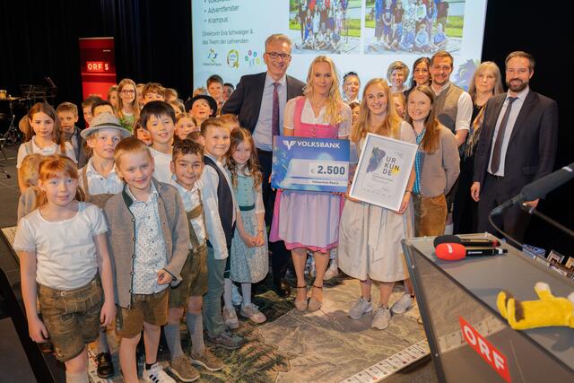Volksschule Rauris: im Bild: VS Direktorin Eva Schwaiger (Mitte) mit den Schülern und Lehrern der VS Rauris sowie Landeshauptmann-Stellvertreter Stefan Schnöll (re) und Generaldirektor Andreas Höll (Volksbank Salzburg) (Mitte links)  | Foto: Volksbank Salzburg/Christian Haggenmüller