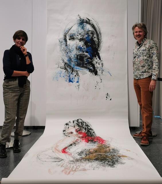 Kurator Georg Gratzer ist (nicht nur) von Marjans großformatigen Schöpfungen begeistert. | Foto: Hermine Arnold
