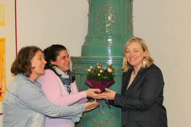 Rosemarie Leitner, Obfrau des Vereins und die ehemalige Geschäftsführerin Maren Pressinger-Buchsbaum bei der „Staffelübergabe“ mit Blumen an Christine Feiner-Laner, neue Geschäftsführerin des Vereins (v.l.n.r.). | Foto: Haus der Frauen