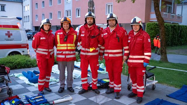 Rettungskräfte des RK Spittal/Drau leisten gemeinsam mit Feuerwehrleuten Erste Hilfe bei simulierten Verletzten während der Übung. | Foto: FF Spittal/Drau
