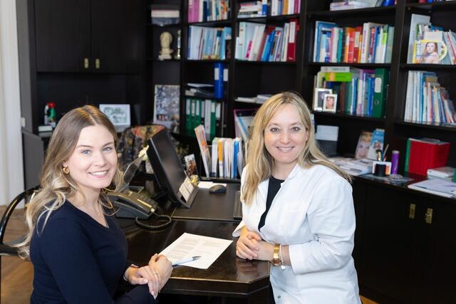 Dr. Patricia Convalexius (r.) mit ihrer Patientin Frau S. | Foto: Rene Brunhölzl