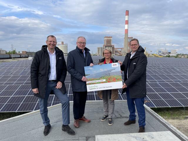 EVN Vorstandsdirektor Stefan Stallinger, LH-Stv. Stephan Pernkopf, Bürgermeisterin von Zwentendorf an der Donau Marion Török und EVN Vorstandssprecher Stefan Szyszkowitz. | Foto: Victoria Edlinger