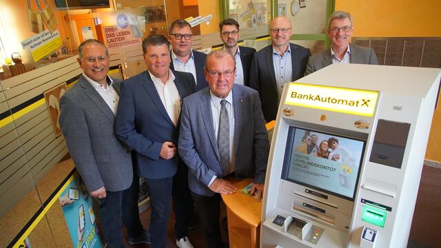 Die Bürgermeister Ronald Schlager (St. Stefan), Erich Ofner (Kraubath), Mario Angerer (Kalwang), Karl Dobnigg (Kammern) mit der Geschäftsleitung der Raiffeisenbank Liesingtal St. Stefan Peter Hoch, Helmuth Pölzl und Johann Schober (v.l.) haben eine Einigung für die Zukunft der Bargeldversorgung getroffen.  | Foto: Raiffeisenbank Liesingtal-St. Stefan