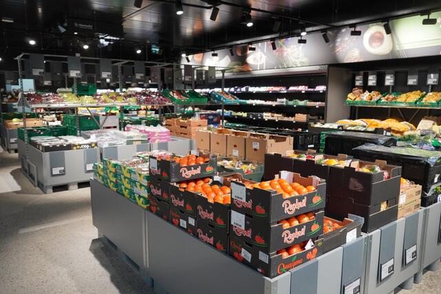 Ein breites Sortiment im neuen Standort von Transgourmet in Wals-Siezenheim. | Foto: Emanuel Hasenauer