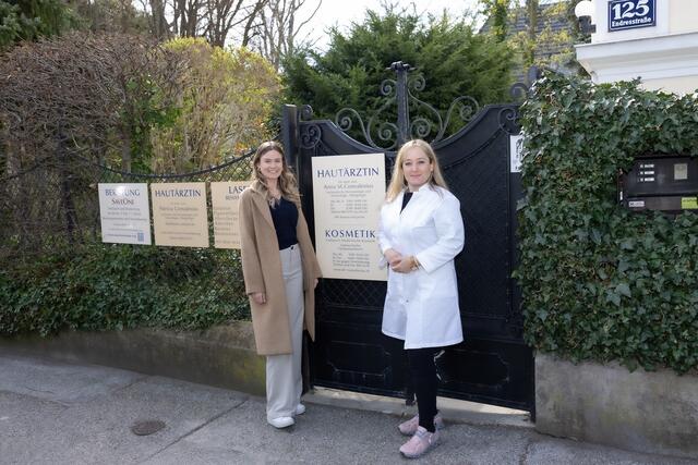Frau S. (l.) mit Dr. Patricia Convalexius. | Foto: Rene Brunhölzl