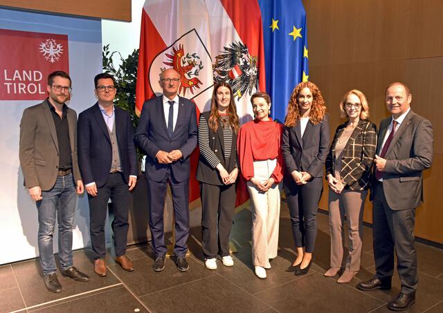 Martin Waldner (Jugendreferent des Tiroler Blasmusikverbandes), Markus Lutz (geschäftsführender kaufmännischer Direktor des Tiroler Landestheaters), LH Anton Mattle, Simone Altenberger (Kinder- und Jugendanwaltschaft Tirol), Ulrike Kuner (Vorstandsmitglied von vera*), LRin Eva Pawlata, HRin Elisabeth Harasser (Leiterin Kinder und Jugendanwaltschaft Tirol), LHStv Josef Geisler (v. li.). | Foto: Land Tirol / Neuner