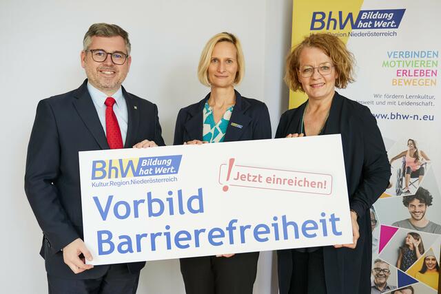 Landesrat Ludwig Schleritzko, BhW Niederösterreich-Geschäftsführerin Therese Reinel sowie Landesrätin Christiane Teschl-Hofmeister. | Foto: Franz Gleiß