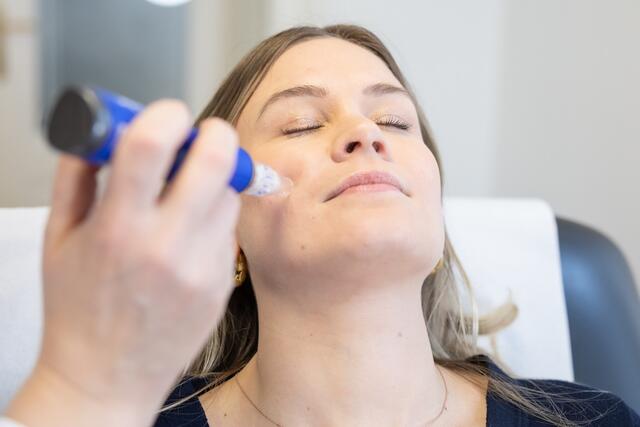 Patientin Frau S. während der Behandlung. | Foto: Rene Brunhölzl