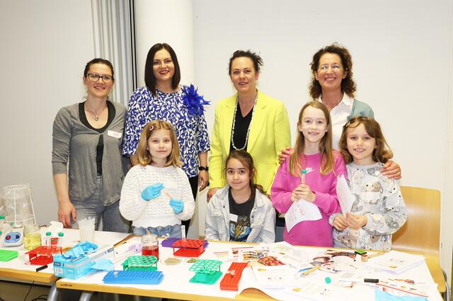 Ida Waller (Imprint Analytics GmbH), Landeshauptmann-Stellvertreterin Astrid Eisenkopf, Direktorin Charlotte Toth-Kanyak (Volksschule Eisenstadt) und Isabell Semmelweis-Valenta (MonA-Net) mit Schülerinnen der Volksschule Eisenstadt. | Foto: LMS