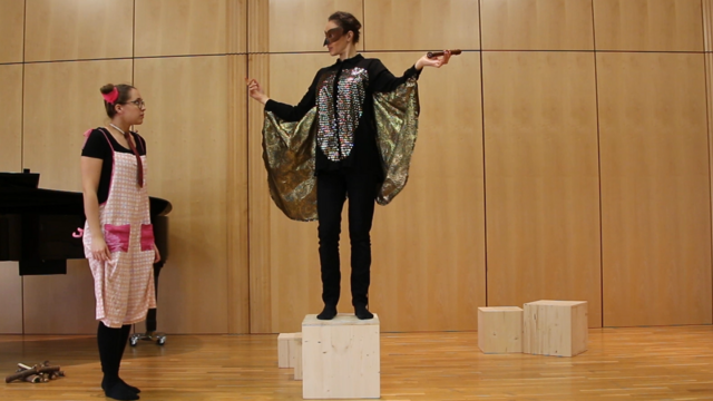 Interaktives Theater für Kinder: Ferkel Nørgard sucht in Ebensee nach der Melodie. | Foto: Böhler/Ihrenberger