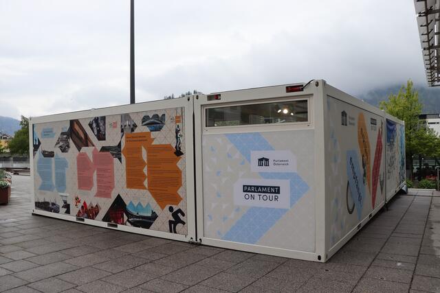 Die Ausstellung ist in vier Containern U-förmig aufgestellt. | Foto: Nimpf