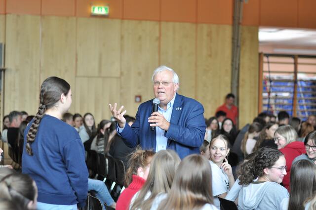 Christian Wehrschütz ging auch gerne auch die Fragen der Schülerinnen und Schüler ein.  | Foto: Borg Bad Radkersburg