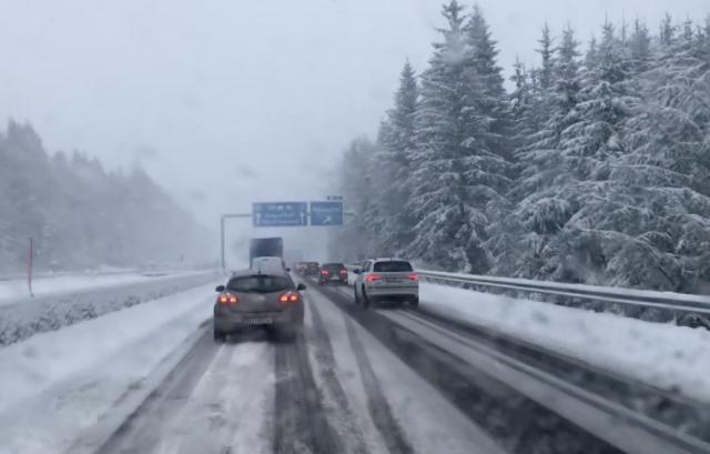 Tief winterliche Fahrverhältnisse im Packabschnitt auf der A2-Südautobahn. | Foto: RMS