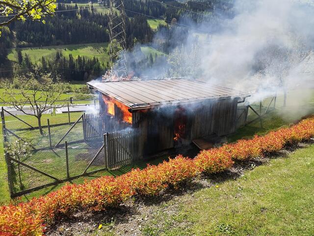 Die Feuerwehren mussten am Montagvormittag zu einem Brand eines Hühnerstalls in Schladming ausrücken. | Foto: FF Schladming